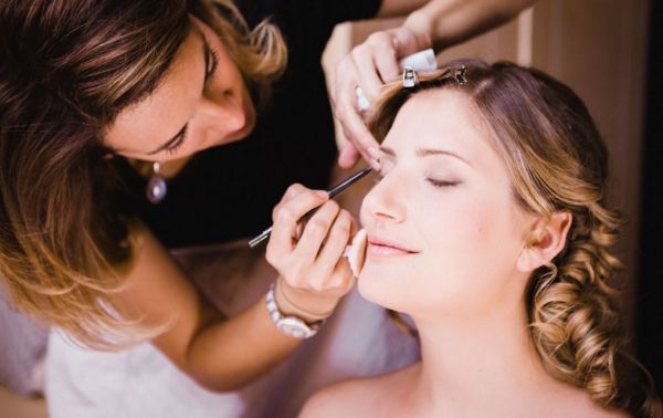 5 consejos para elegir tu profesional de maquillaje y peinado para tu boda