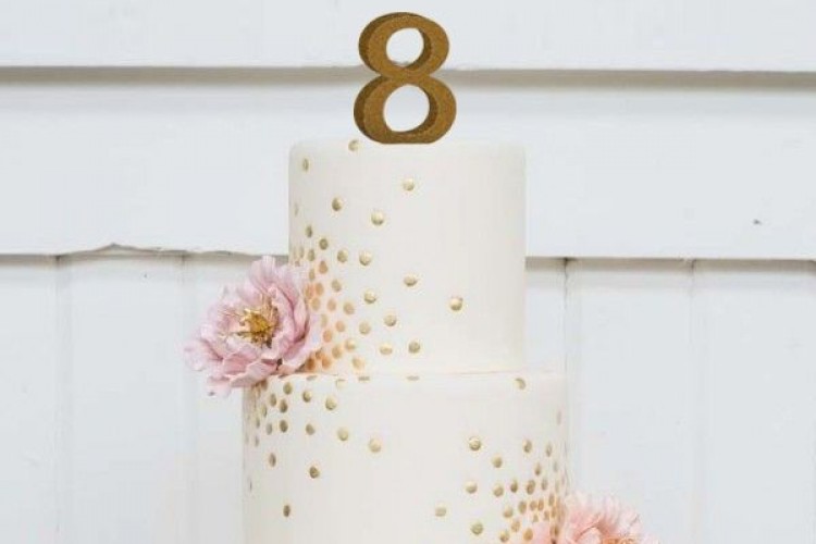 Una tarta con ocho velas y un blog de bodas como regalo