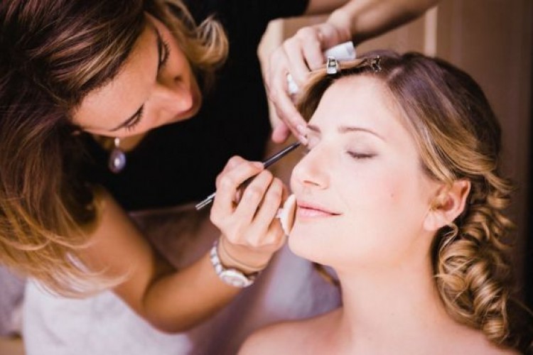5 consejos para elegir tu profesional de maquillaje y peinado para tu boda
