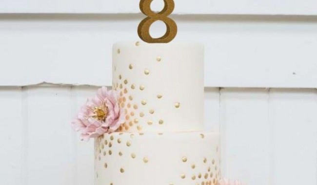 Una tarta con ocho velas y un blog de bodas como regalo