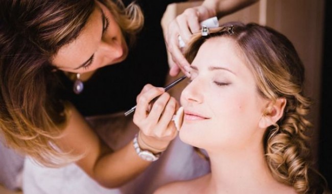 5 consejos para elegir tu profesional de maquillaje y peinado para tu boda
